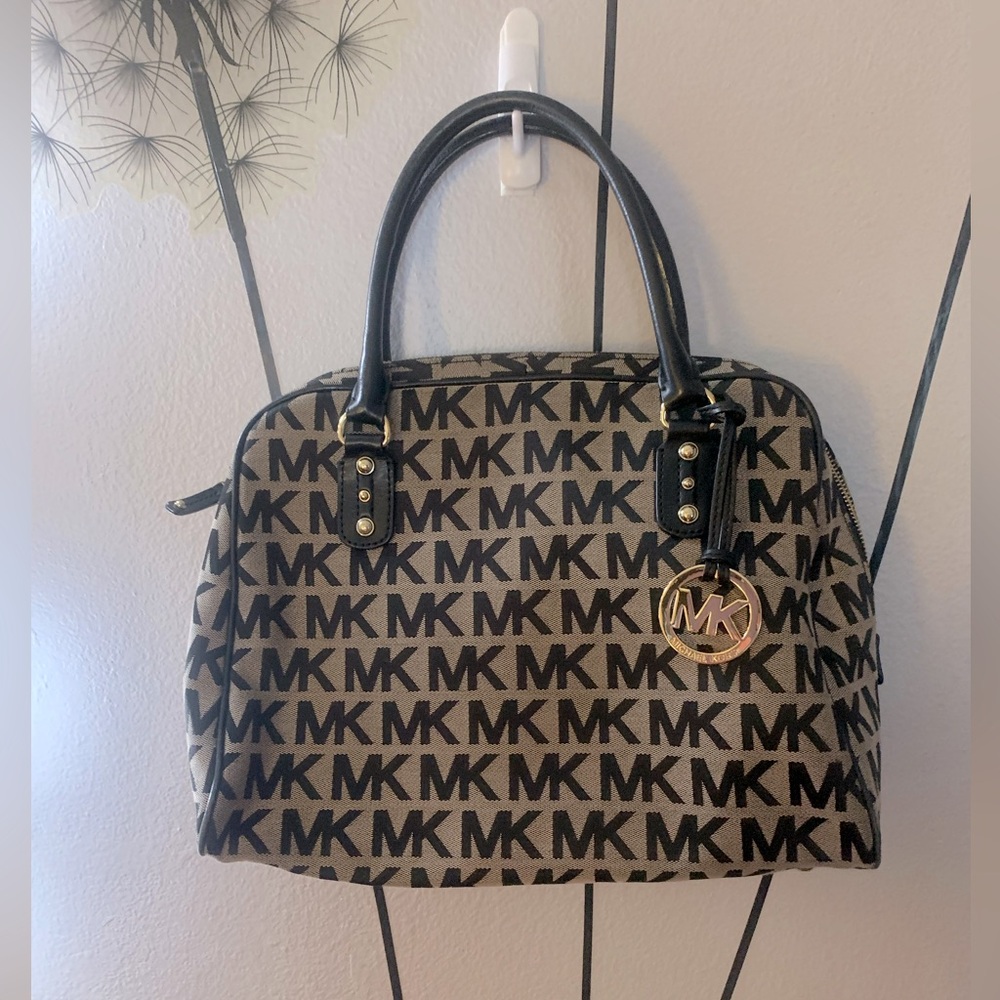 Michael Kors Signature Black& Beige Satchel Absolutely Gorgeous Exc. Condition